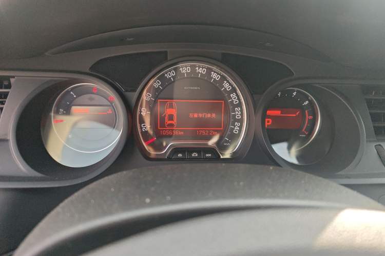 Used Citroen C5 2014 1.6T Automatic Luxury Model Odometer Close Up