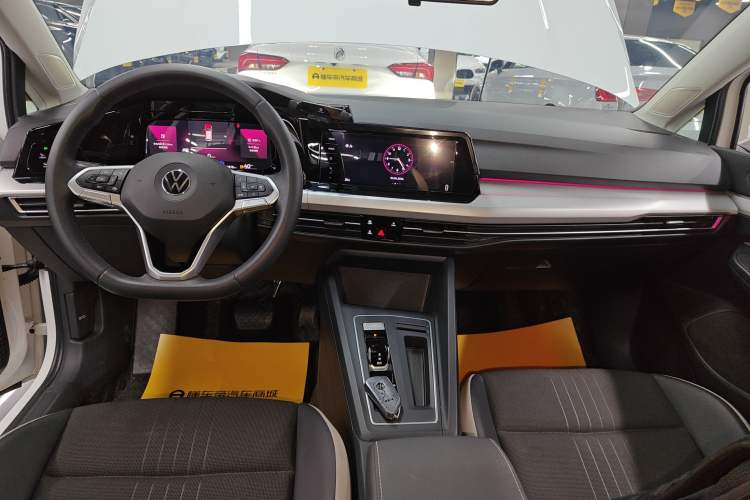 Used Volkswagen Golf 2023 280TSI DSG Pro Center Console