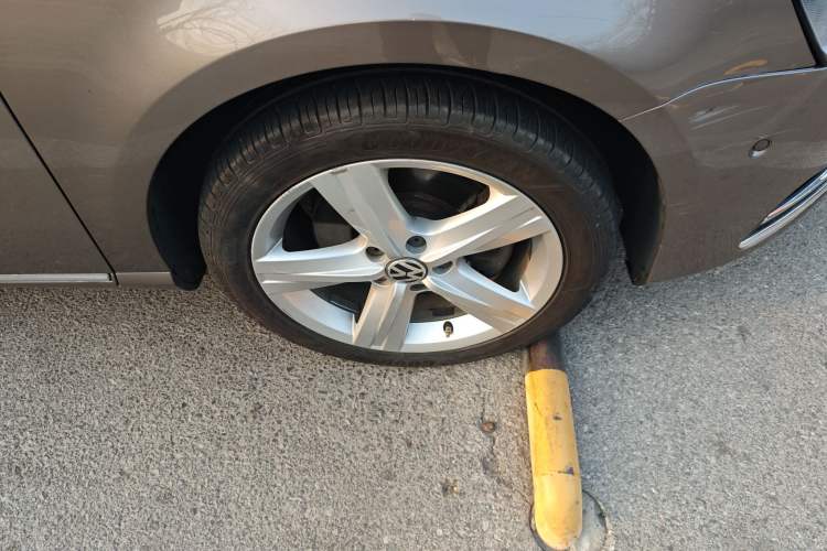 Used Volkswagen Magotan 2015 Revised 1.8TSI Prestige Version Right Front Wheel Hub