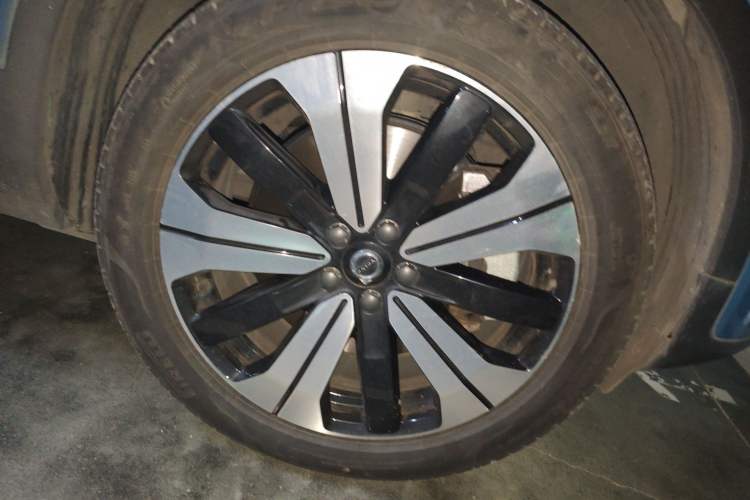 Used Volvo XC40 New Energy 2023 Long-Range Version Right Front Wheel Hub