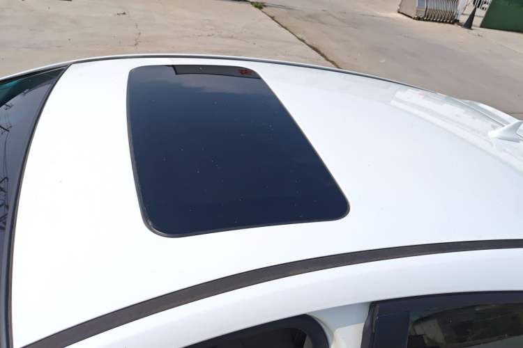 Used Chevrolet Cruze 2013 Hatchback 1.6L Manual Luxury Model Roof