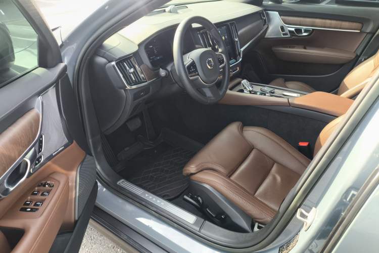 Used Volvo V90 2023 Cross Country B5 AWD Prestige Edition
