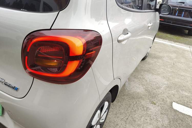 Used Wuling Hongguang MINIEV 2025 Four-Door Version Advanced Edition Right Rear Taillight