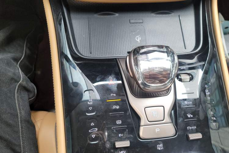 Used Denza D9 2022 DM-i 970 Four-Wheel Drive Flagship Model
