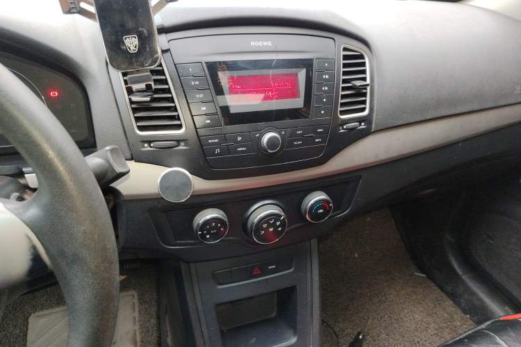 Used Roewe 350 2015 1.5L Automatic Luxury Sunroof Edition Audio And AC Panel