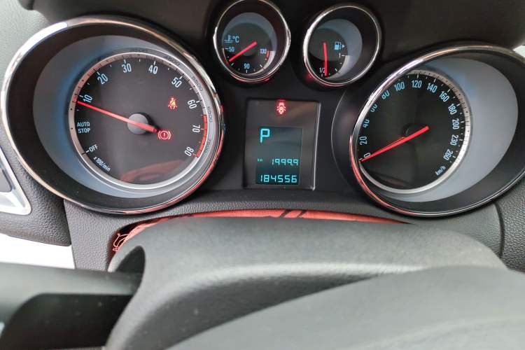 Used Buick Encore 2015 1.4T Automatic Two-Wheel Drive Urban Elite Version Odometer Close Up