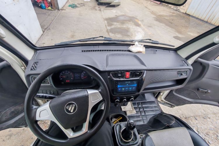 Used Foton Xiangling M 2018 1.2L Semi-承载 Single-Row Rear Single Tire (Cargo) 4W12M1 Center Console