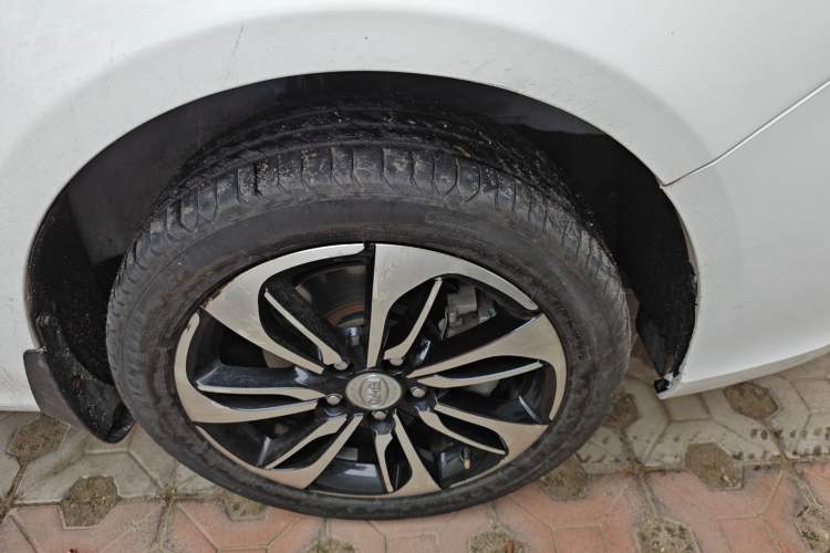 Used BYD Qin New Energy 2016 Qin EV300 Prestige Model Right Front Wheel Hub