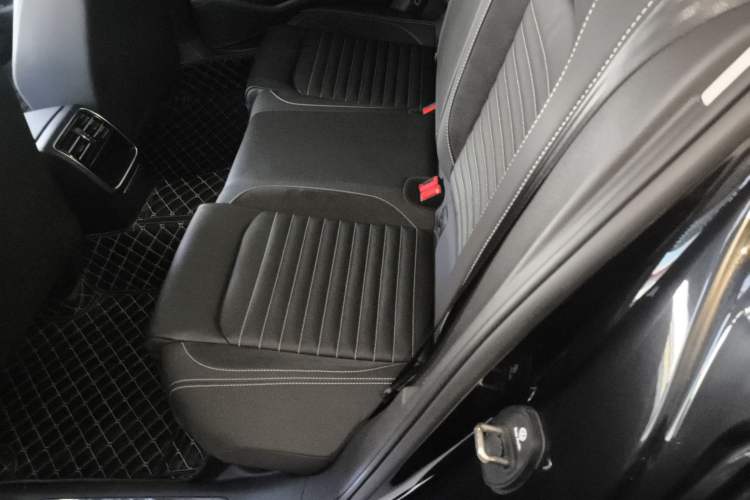 Used Volkswagen Magotan 2020 280TSI DSG Comfort Edition Left Rear Seat