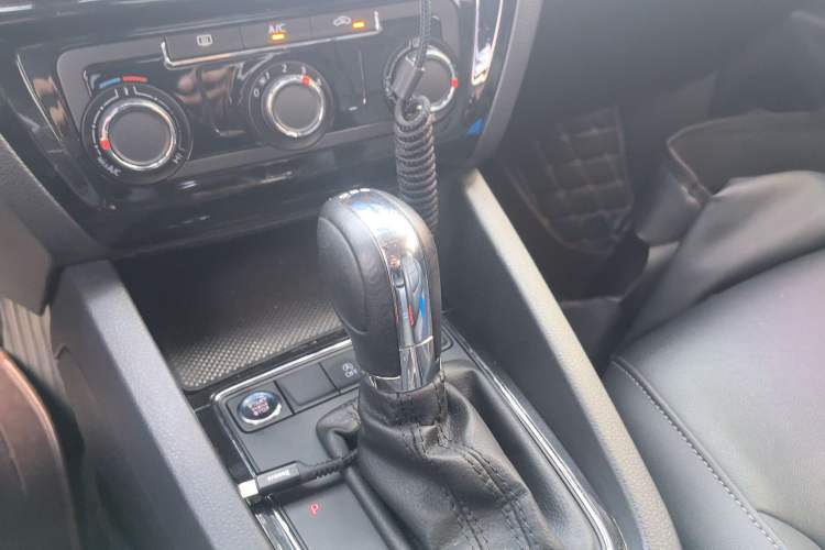 Used Volkswagen Sagitar 2018 280TSI DSG Comfort Model Gear Lever