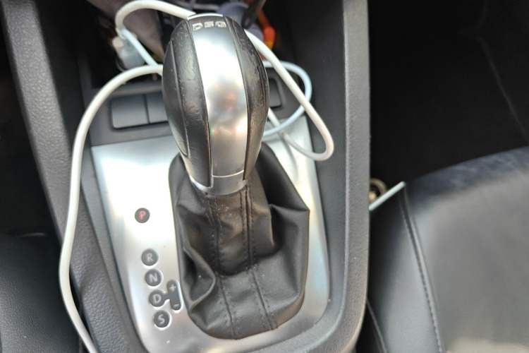 Used Volkswagen Sagitar 2014 1.4TSI Automatic Luxury Model Gear Lever