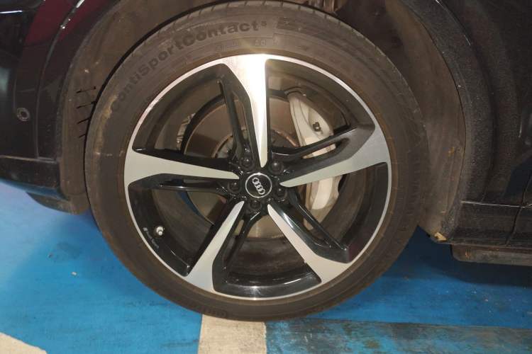 Used Audi Q7 2020 55 TFSI quattro Black Warrior Exclusive Edition Right Front Wheel Hub