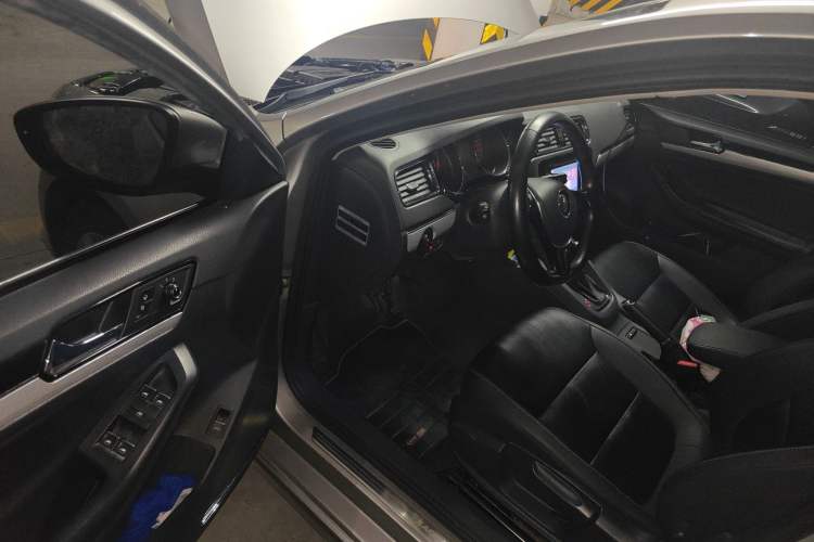 Used Volkswagen Sagitar 2015 1.6L Automatic Fashion Model
