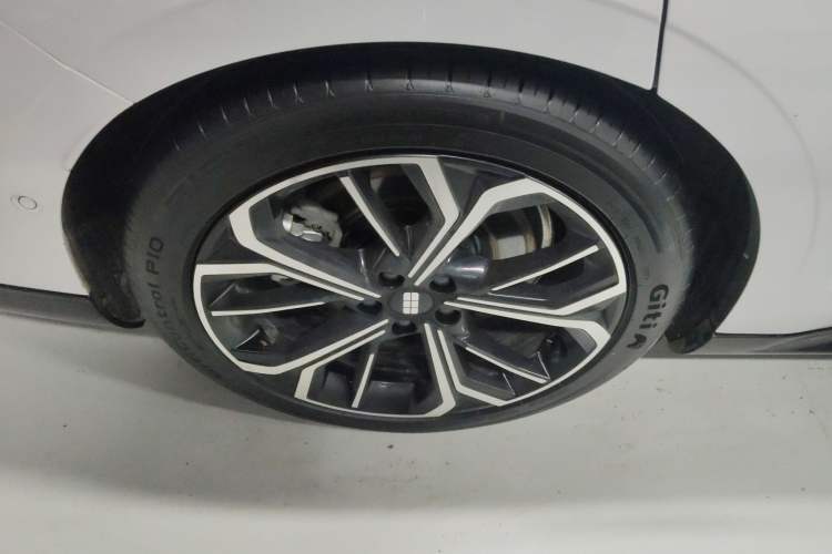 Used Geely Galaxy E8 2025 575 km Exploration Intelligent Driving Edition Right Rear Wheel Hub