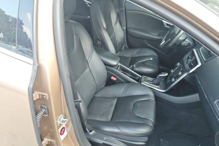 Used Volvo V40 2016 T4 Smart Luxury Edition
