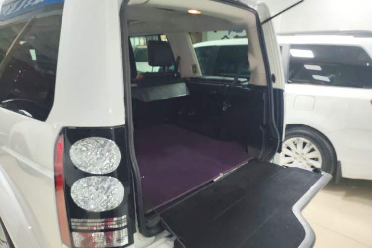 Used Land Rover Discovery 2015 3.0 SDV6 HSE Diesel Version Trunk