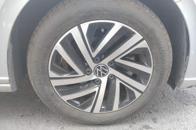 Used Volkswagen Lavida 2023 Revised Version 1.5L Automatic 5 Millionth Edition Right Front Wheel Hub