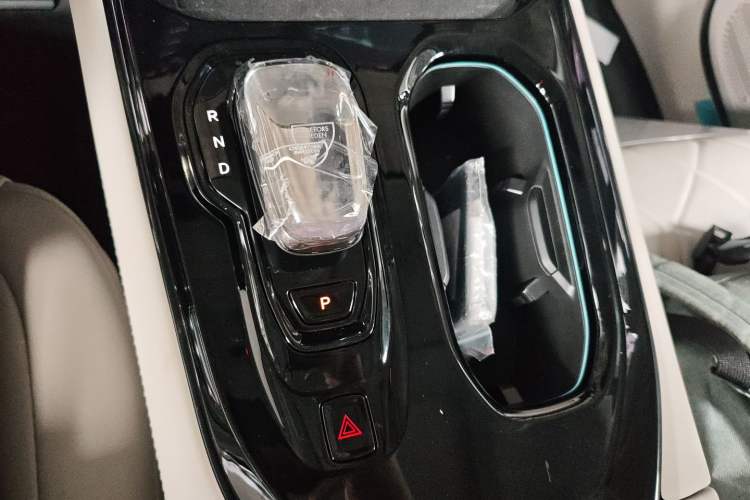 Used Volvo EM90 2025 Ultra Six-Seater Gear Lever