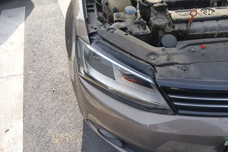 Used Volkswagen Sagitar 2012 1.6L Manual Comfort Model Right Front Headlight