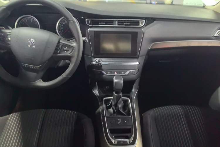 Used Peugeot 408 2014 1.8L Automatic Luxury Edition Center Console
