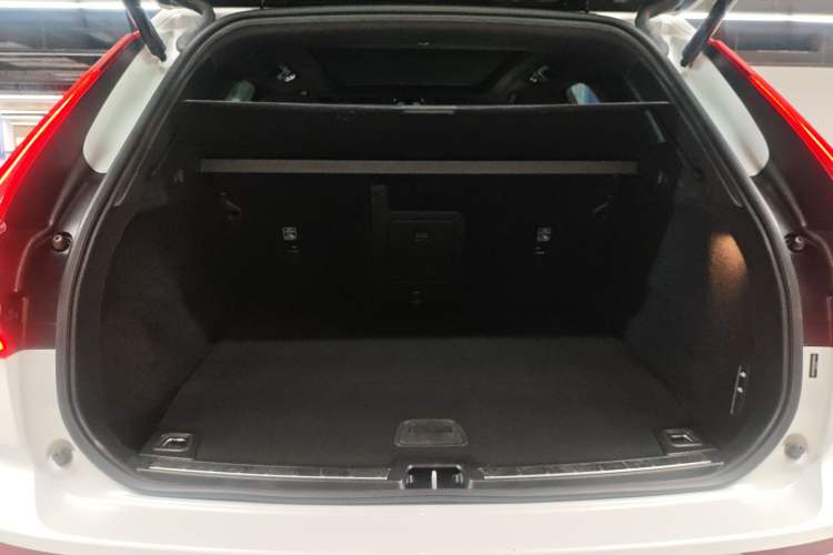 Used Volvo XC60 New Energy 2025 Plug-in Hybrid Long-Range All-Wheel Drive Smart Luxury Edition Trunk