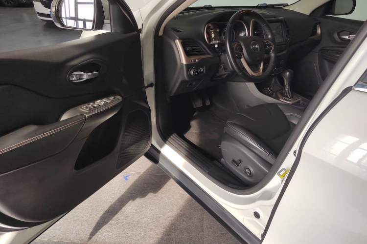 Used Jeep Cherokee 2016 2.0L Superior Edition
