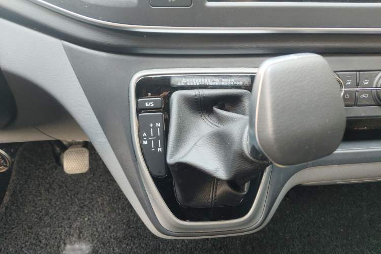 Used SAIC MAXUS Xintu V80 2025 PRO Aoyuntong 2.0T AMT Short Wheelbase Mid-Height 5/6-Seater
