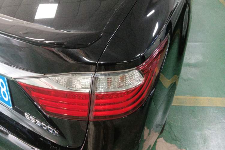 Used Lexus ES 2013 300h Elite Edition
