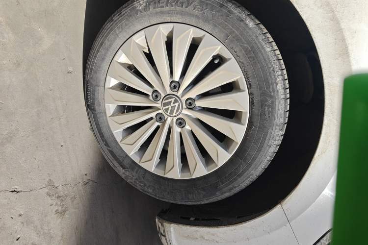 Used Volkswagen Lavida 2021 1.5L Automatic Comfort Edition Right Front Wheel Hub