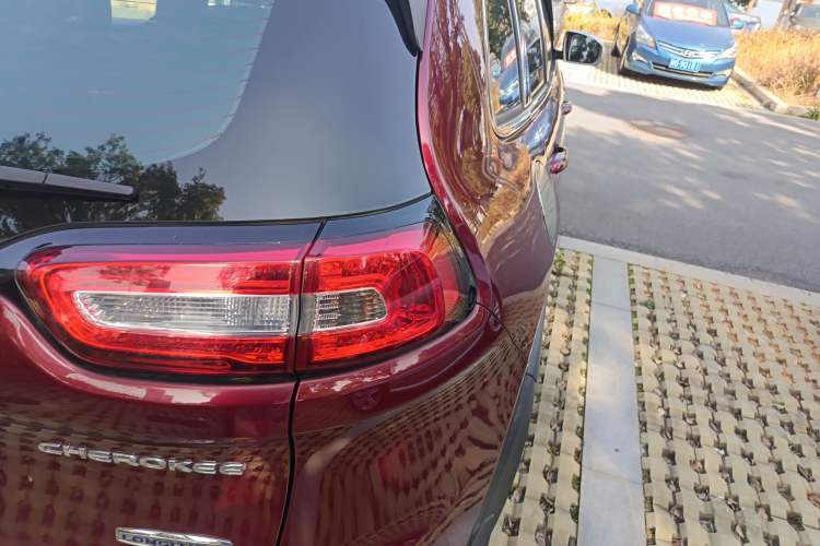 Used Jeep Cherokee 2016 2.4L Leading Edition
