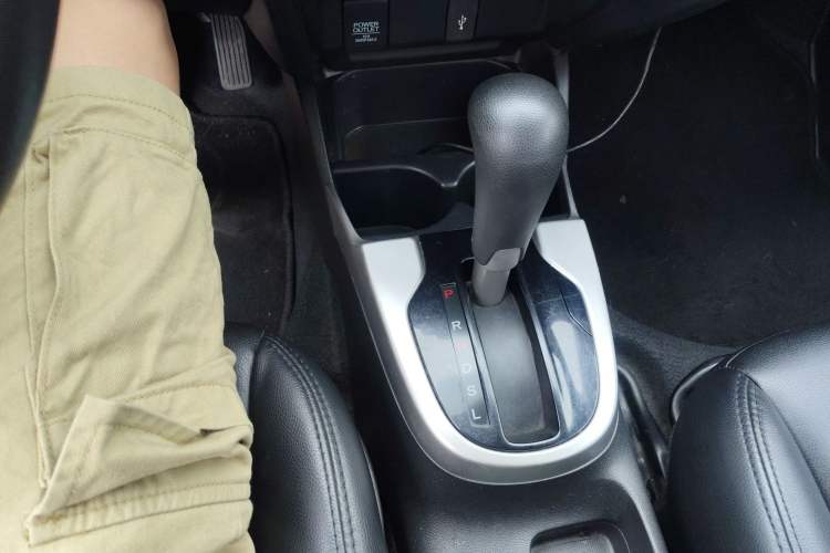 Used Honda Fit 2014 1.5L SE CVT Fashion Model Gear Lever