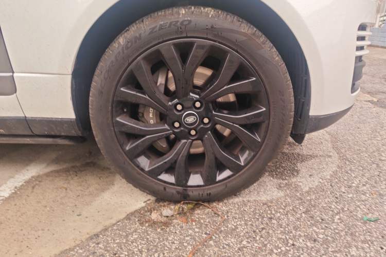 Used Land Rover Range 2021 3.0 L6 Century Extended Classic Edition Right Front Wheel Hub