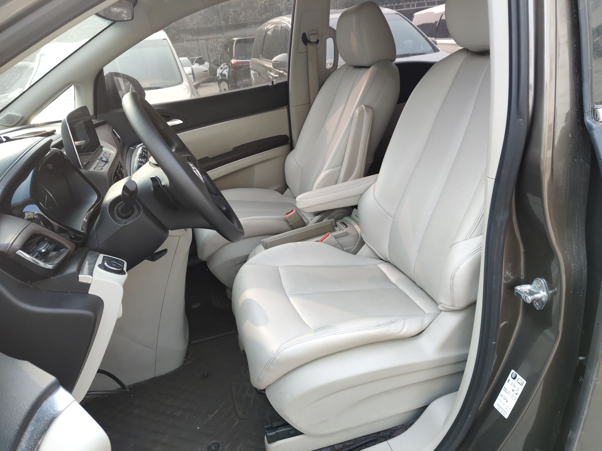 Переднее сиденье в автомобиле