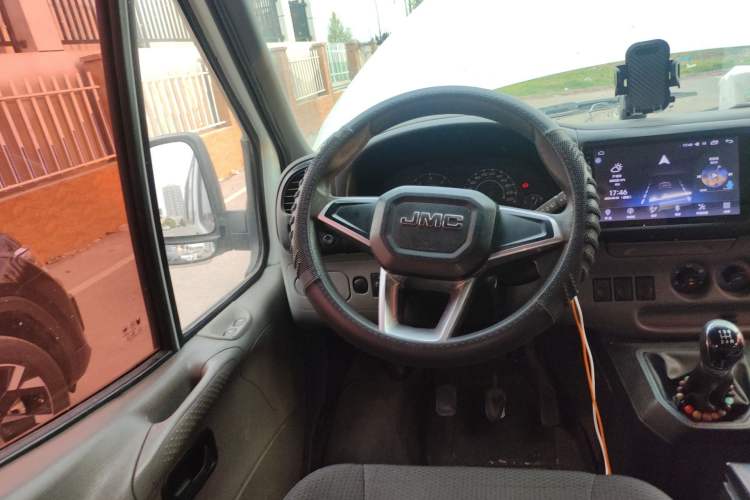 Used JMC Transit 2017 2.8T Commercial Version Short Wheelbase Mid-Roof 6/7/8-Seater JX493 Steering Wheel