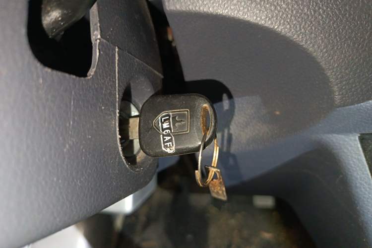 Used Jinbei Hiace X30 2023 1.5L Business-Style Van 2/5-Seater Air-Conditioned Version SWC15M