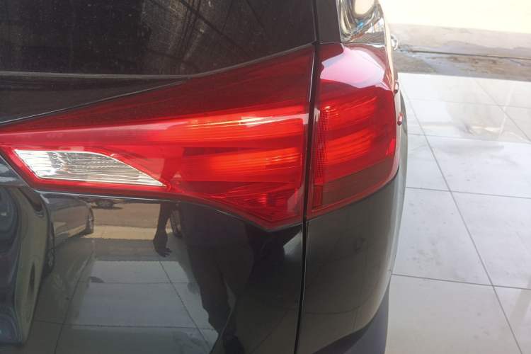 Used Toyota RAV4 2013 2.5L Automatic 4x4 Elite Edition Right Rear Taillight