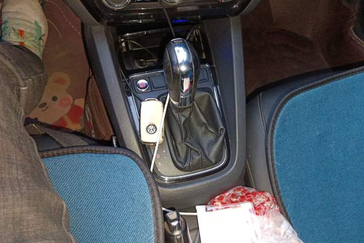 Used Volkswagen Sagitar 2018 1.6L Automatic Comfort Model Gear Lever