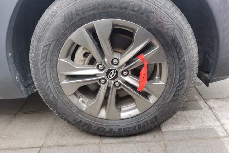 Used Hyundai Santa Fe 2013 2.4L Automatic Two-Wheel Drive Smart Version Right Front Wheel Hub