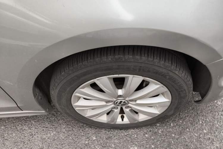 Used Volkswagen Sagitar 2014 Revised Version 1.4TSI Automatic Luxury Edition Right Front Wheel Hub