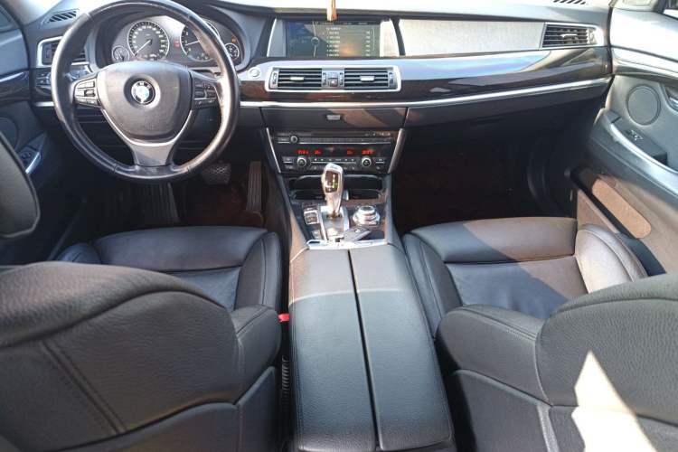 Used BMW 5 Series GT 2011 535i xDrive Luxury Edition Center Console