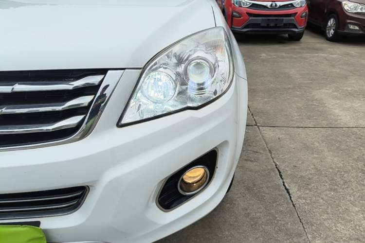 Used Haval H6 2016 Upgraded Model 1.5T Manual Two-Wheel Drive Elite Version Left Front Headlight
