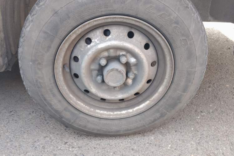 Used Jinbei Hiace 2011 2.0L 5th Generation Kuaiyunwang Luxury Edition 4G19 Right Front Wheel Hub