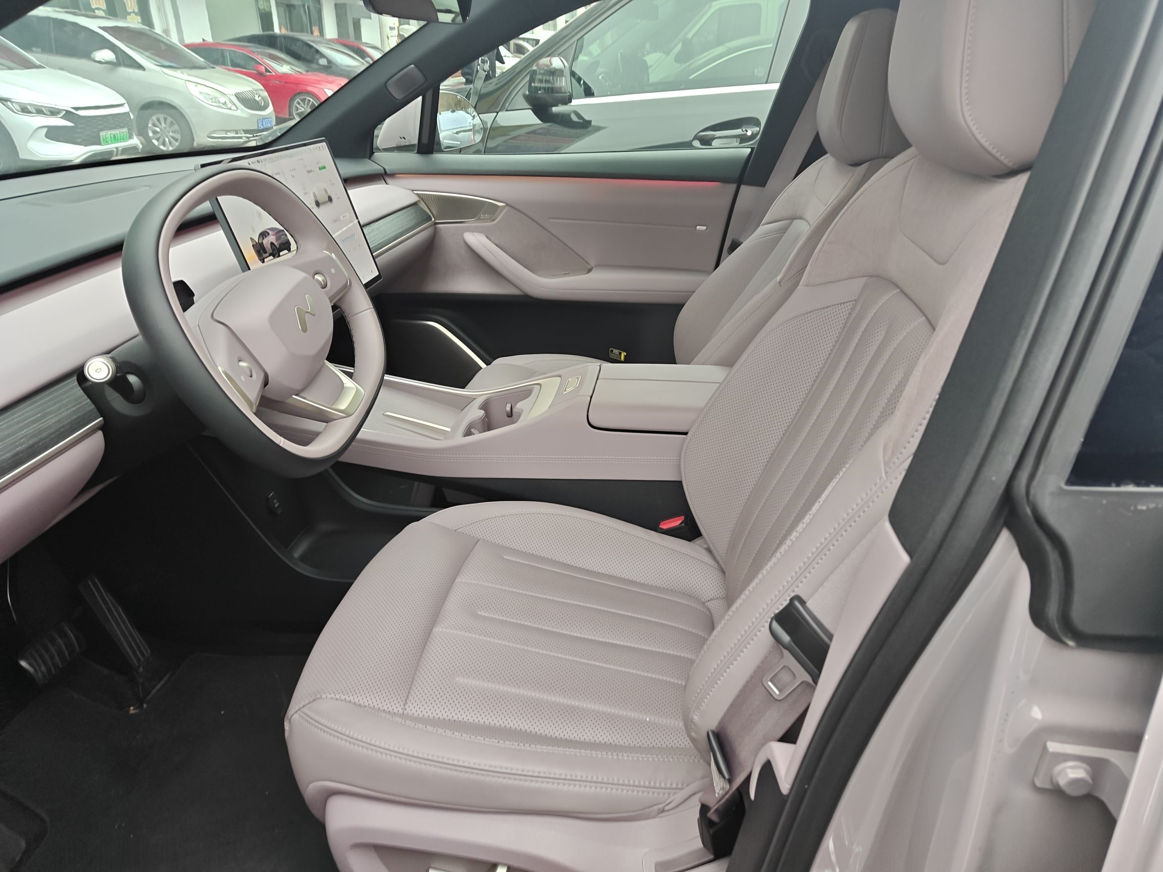 المقاعد الأمامية داخل السيارة