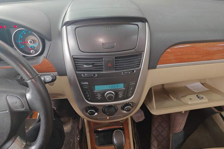 Used Buick Excelle 2013 1.5L Automatic Luxury Model Audio And AC Panel