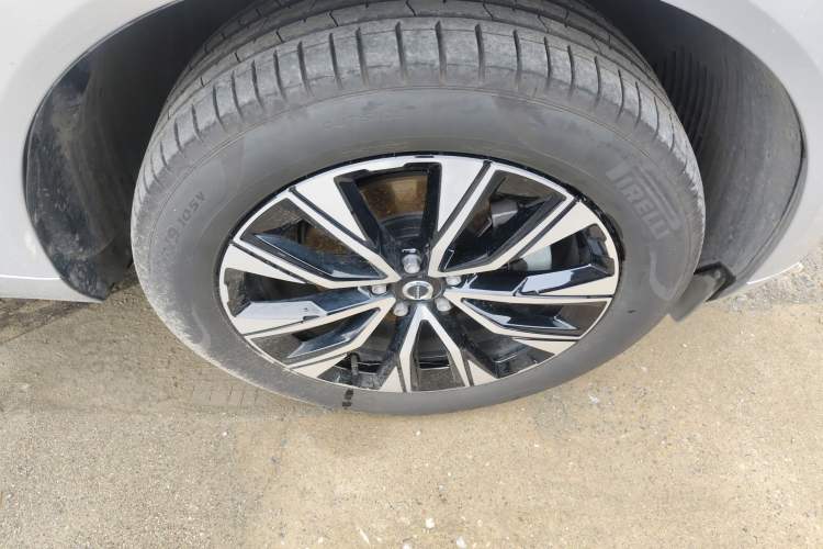 Used Volvo XC60 2025 B5 Four-Wheel Drive Smart & Advanced Luxury Edition Right Front Wheel Hub