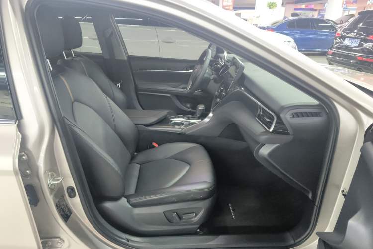 Used Toyota Camry 2021 2.0G Luxury Edition
