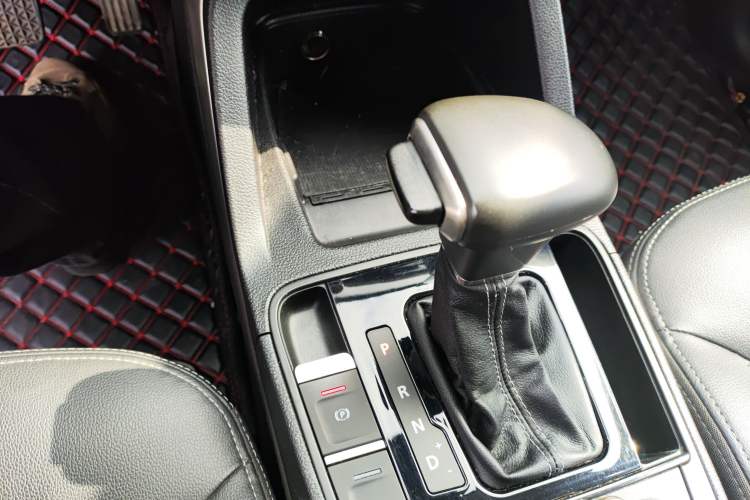 Used Qoros 5 2018 Revised Version 1.6T Automatic Leading Edition Gear Lever