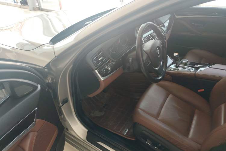 Used BMW 5 Series 2014 528Li Leading Model
