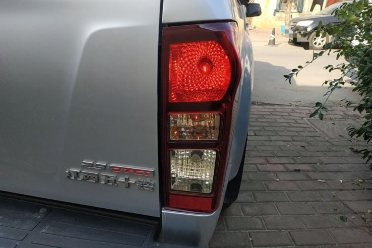 Used Isuzu D-MAX 2019 2.5T Two-Wheel Drive Manual Flagship Version China VI Emission Standard Extended Length JE4D25Q6A
