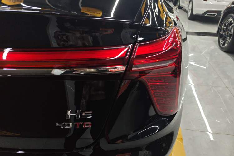 Used Hongqi H5 2025 2.0T Automatic Flag Edition – 500 000 Units Commemorative Version
